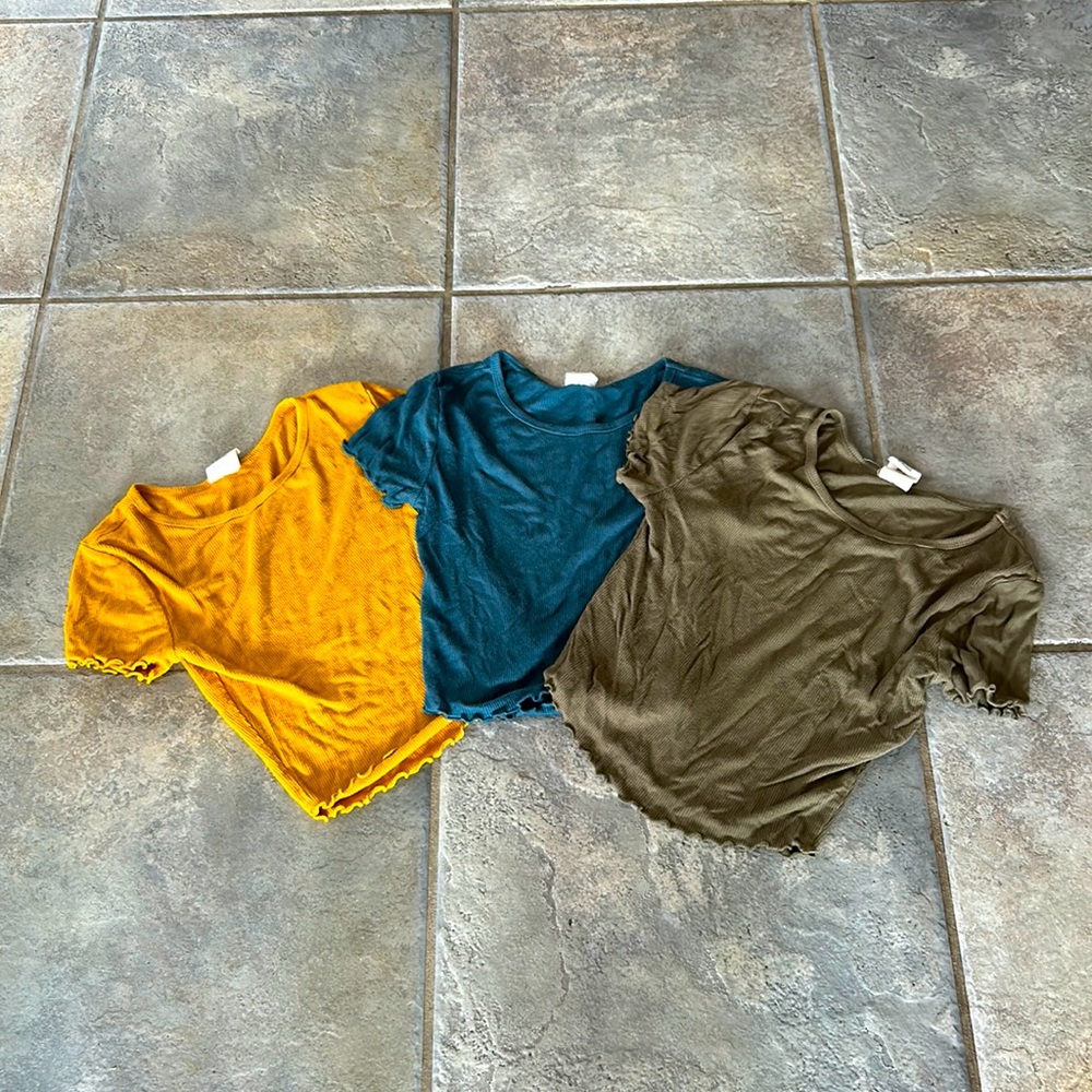 3 pack of Tilly’s Ts….green one is size medium